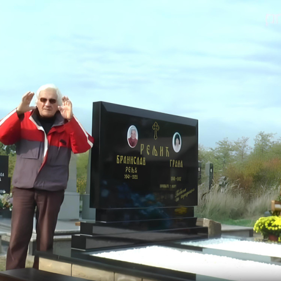 Brane iz Ljiga je, sebi i supruzi, PODIGAO SPOMENIK SA GODINOM SMRTI: Smatra da će ga žena nadživeti dve godine - zašto je to sve uradio? (VIDEO)