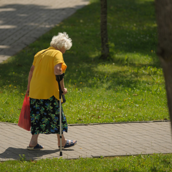 Šta treba da uradite AKO SRETNETE DEMENTNU OSOBU na ulici? Socijalni radnik iz klinike "Dr Laze Lazarevića": Ne zadržavamo je ako nije agresivna (VIDEO)